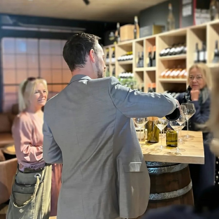 Weinpräsentation vor Gästen bei der Thoki-Weinprobe in Wörthsee