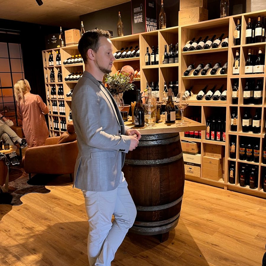 Weinprobe an der Vinothek-Bar im Thoki Studio