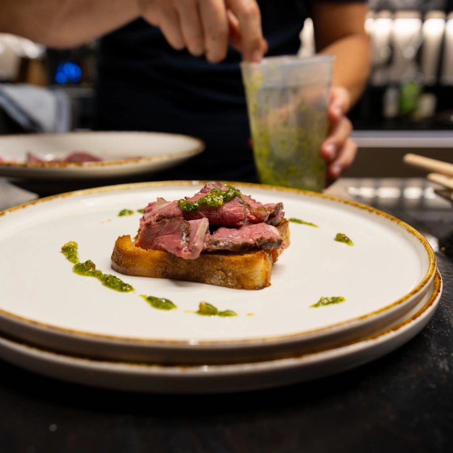 Steak-Gericht wird beim Weinzeit-Abend an der Liveküche angerichtet