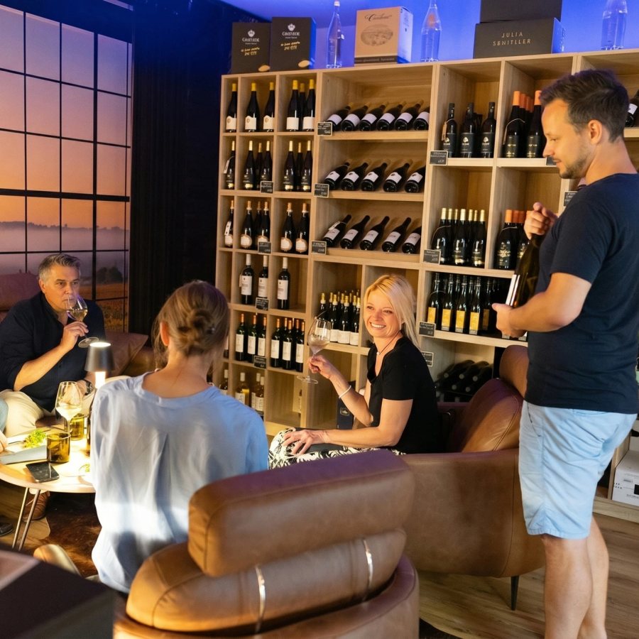 Gäste beim Weinzeit-Abend im Vinothek-Bereich des Thoki Studios