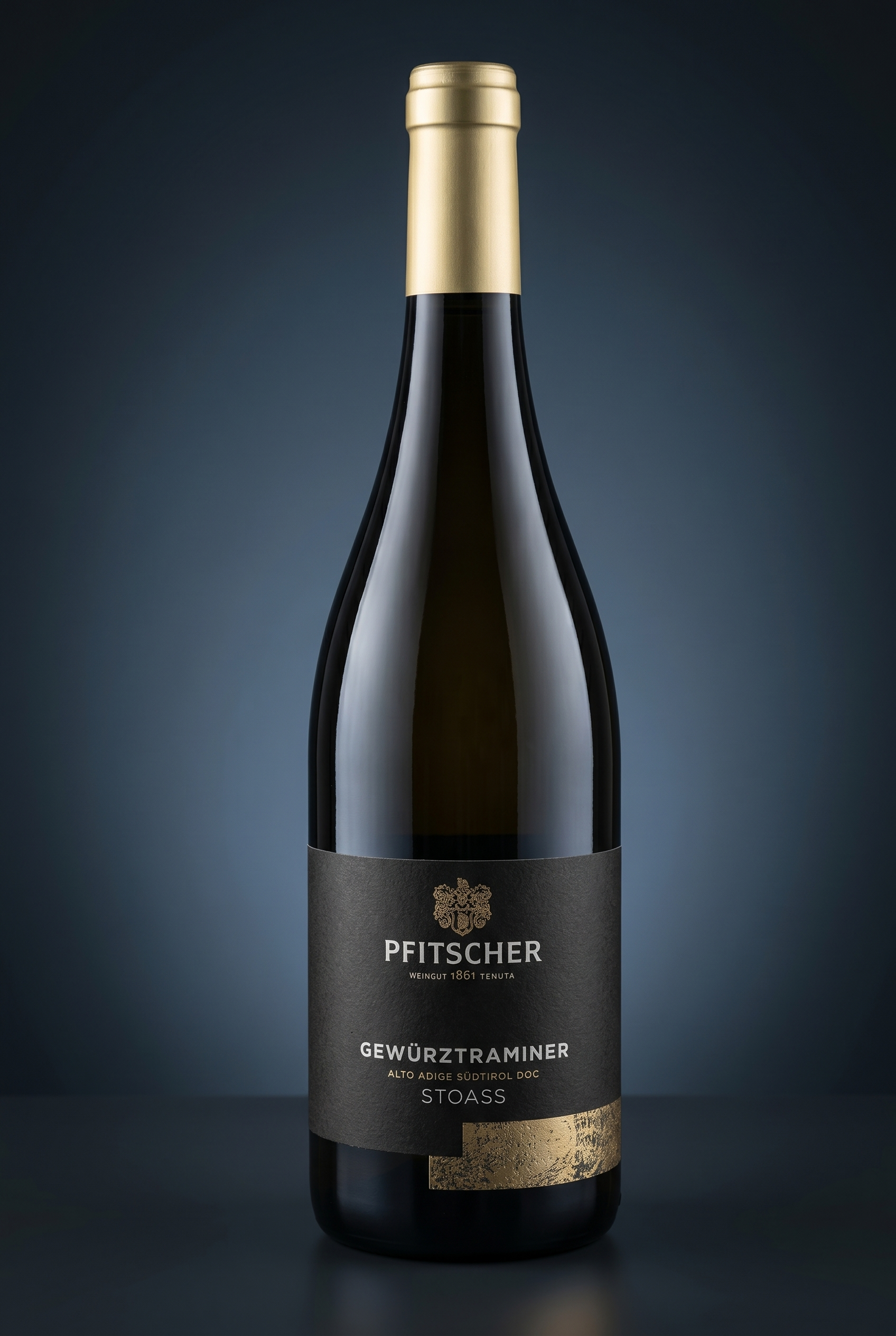 Pfitscher Gewürztraminer Stoass, freigestellte Flasche auf dunklem Verlauf