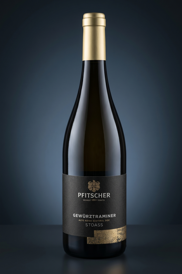 Pfitscher Gewürztraminer Stoass, freigestellte Flasche auf dunklem Verlauf