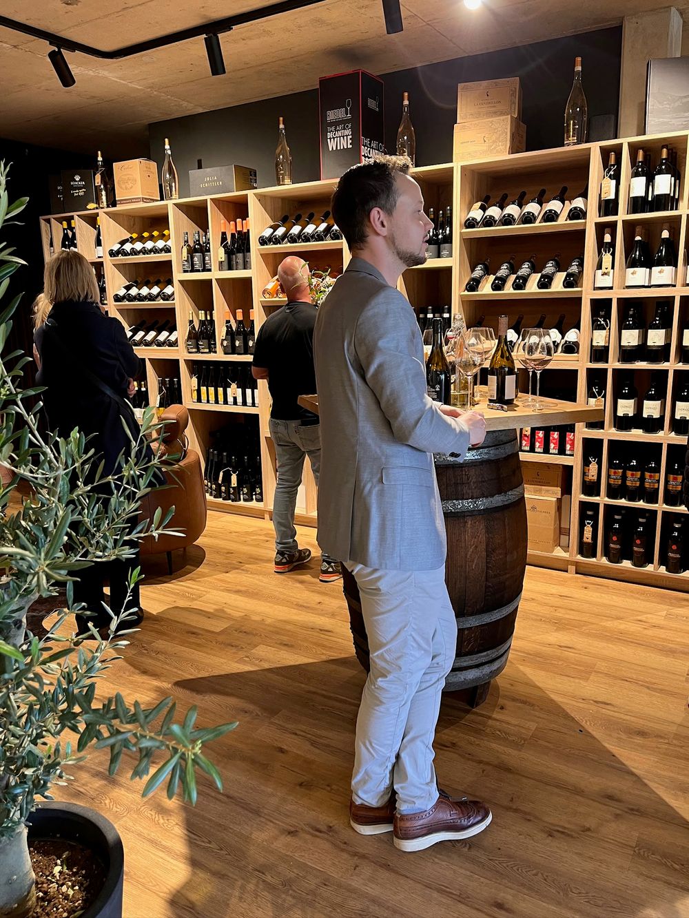 Vinothek im Thoki Studio mit Weinregal und Beratung
