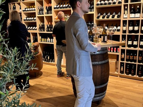 Vinothek-Beratung vor dem Weinregal