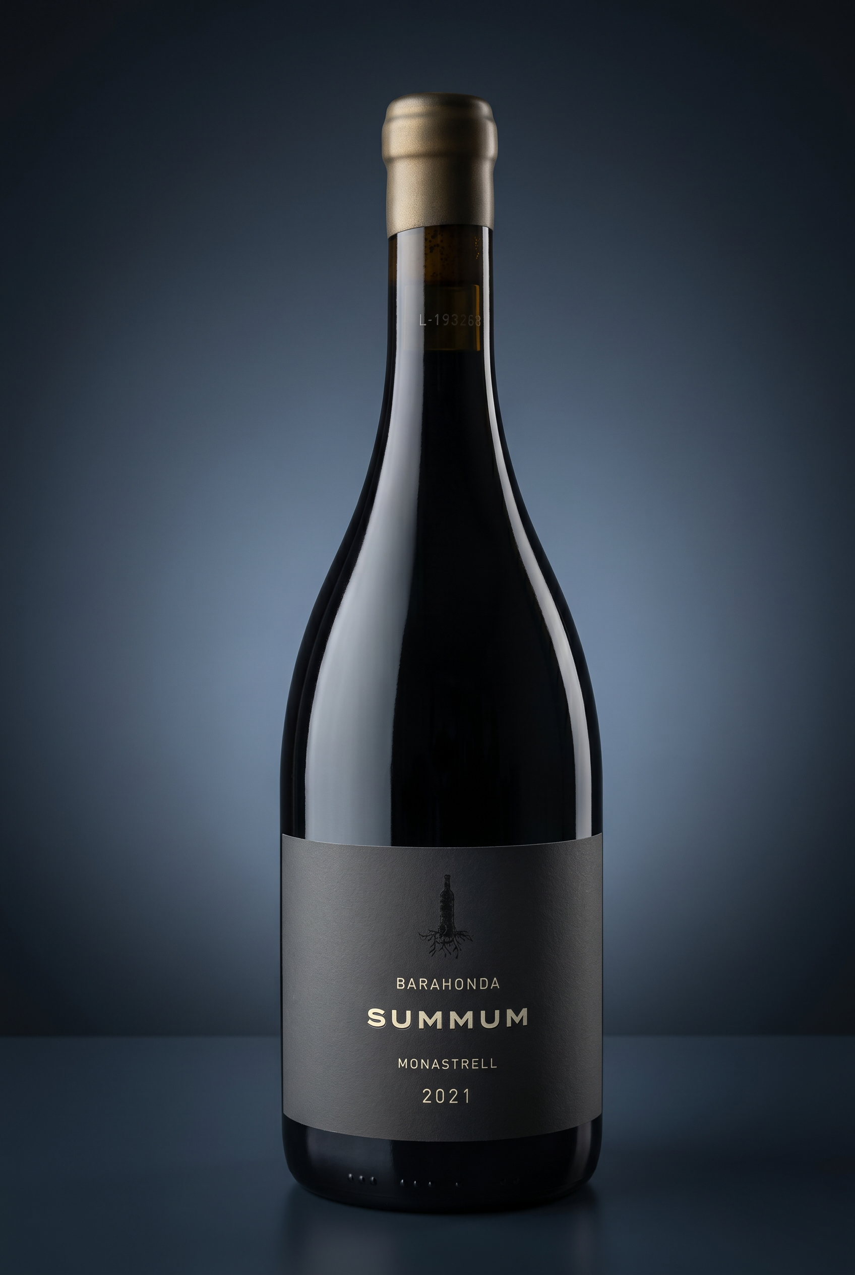 Barahonda Summum Monastrell 2021, freigestellte Flasche auf dunklem Verlauf