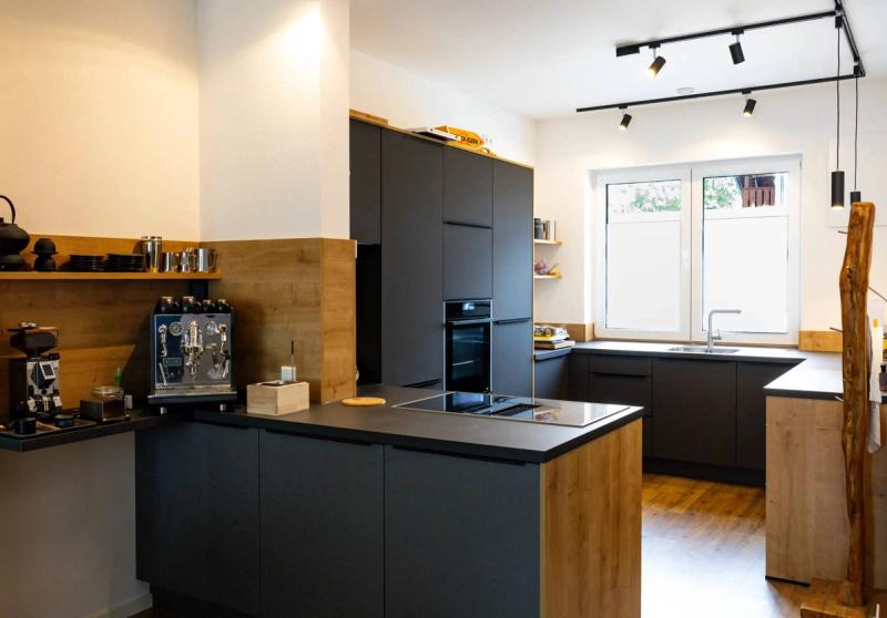 Thoki Referenzküche: Moderne U-Küche neu interpretiert! Kochinsel und Kaffeebar inklusive, Hauptansicht