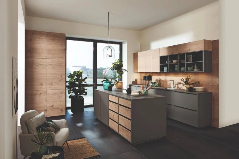 Moderne Küche mit Steineiche Grau Fronten und integriertem Insel-Design