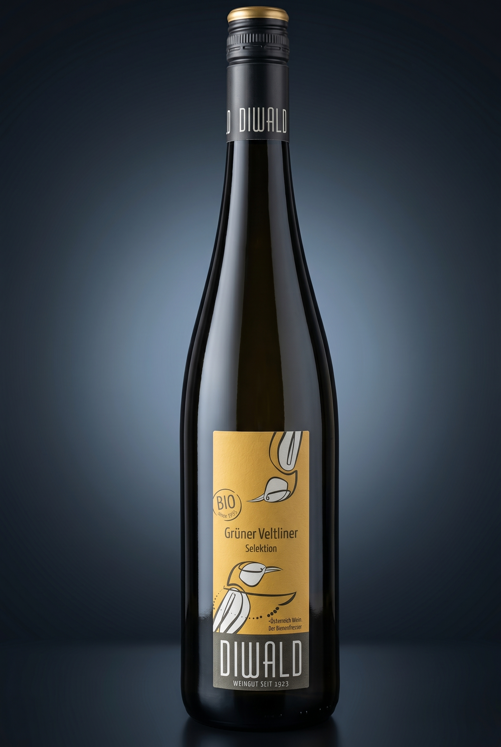 Diwald Grüner Veltliner, freigestellte Flasche auf dunklem Verlauf