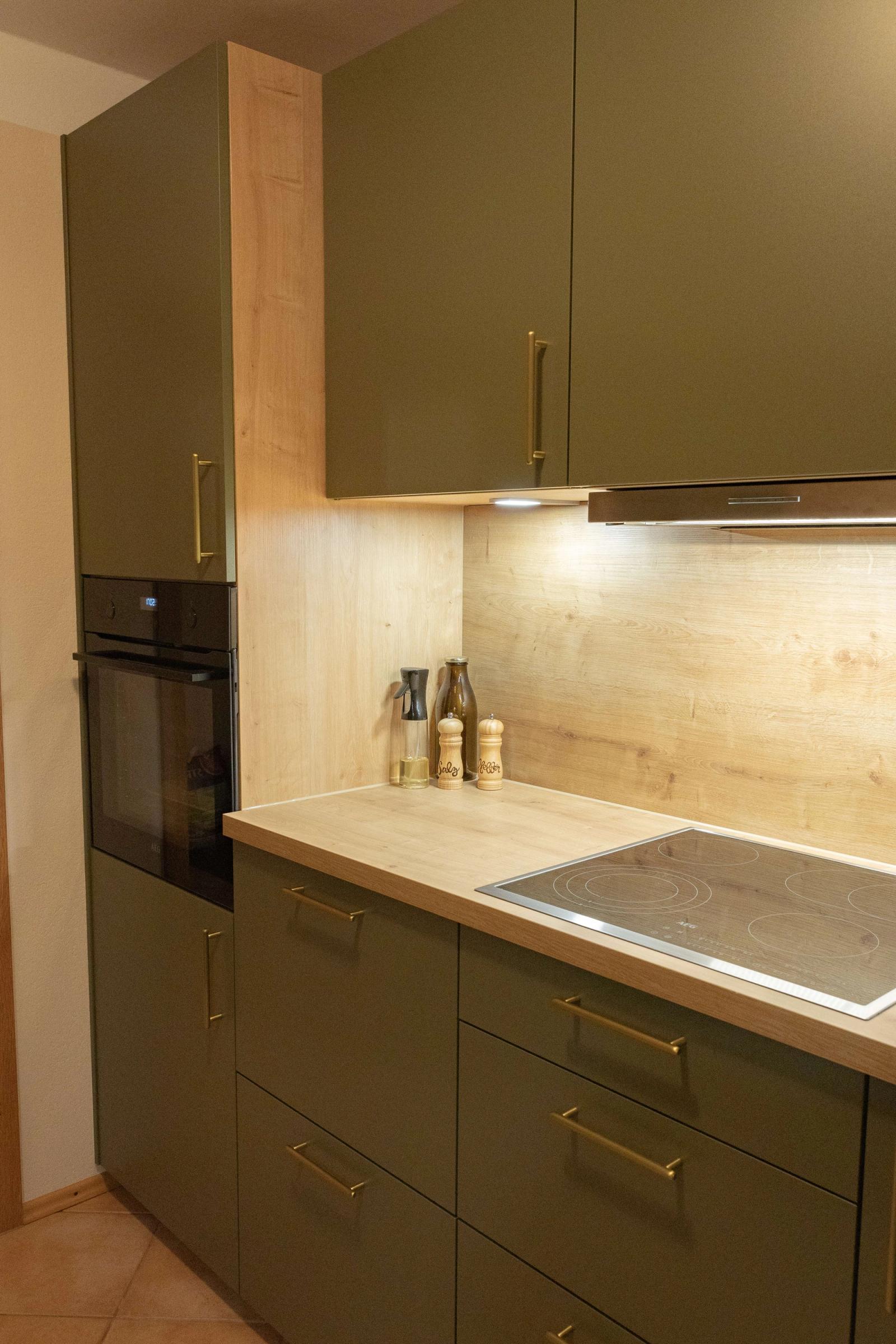 Backofen auf Augenhöhe und natürliche Holzdetails