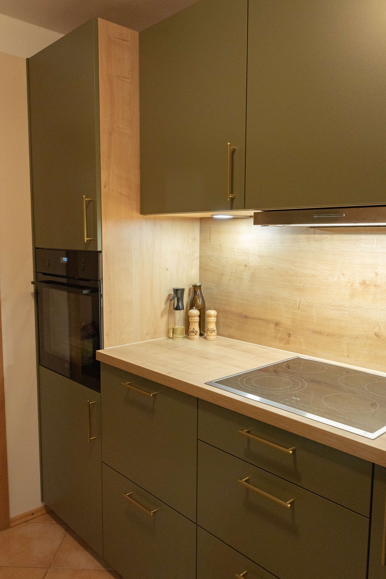Backofen auf Augenhöhe und natürliche Holzdetails