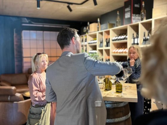Wein wird an der Liveküche eingeschenkt bei der Thoki-Weinprobe