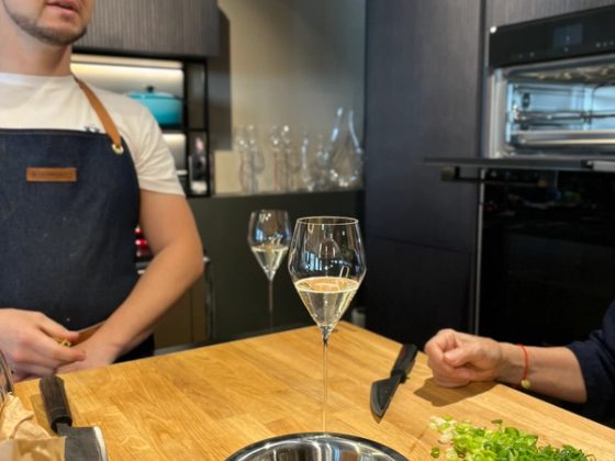 Tomatensauce wird beim Kochevent mit Gast vorbereitet