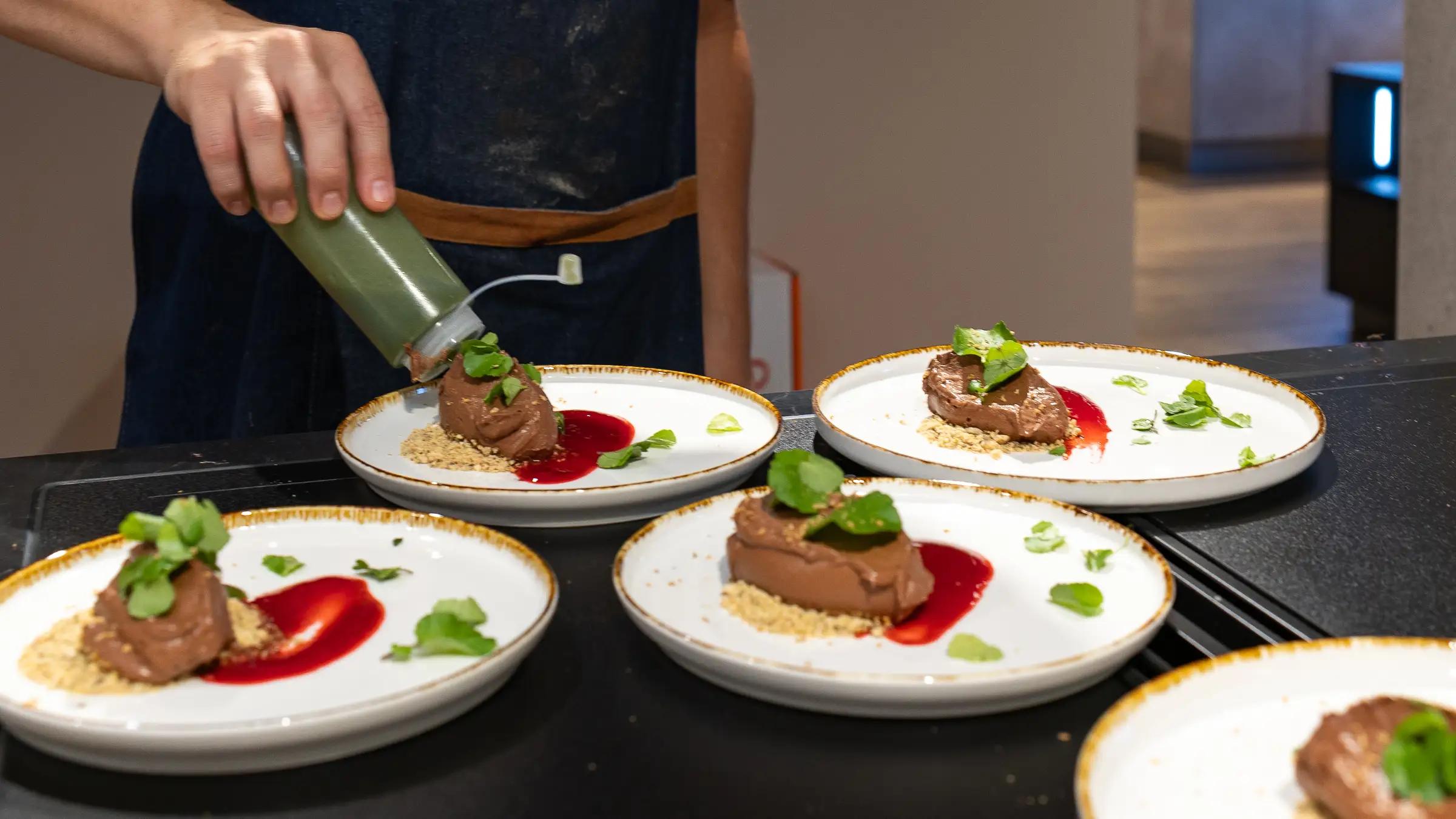 Schokoladenmousse-Dessert wird angerichtet