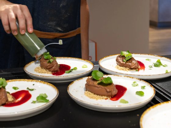 Schokoladenmousse-Dessert wird angerichtet