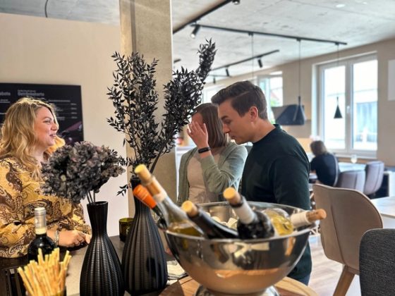 Weinprobe am Champagner-Kühler im Thoki Studio