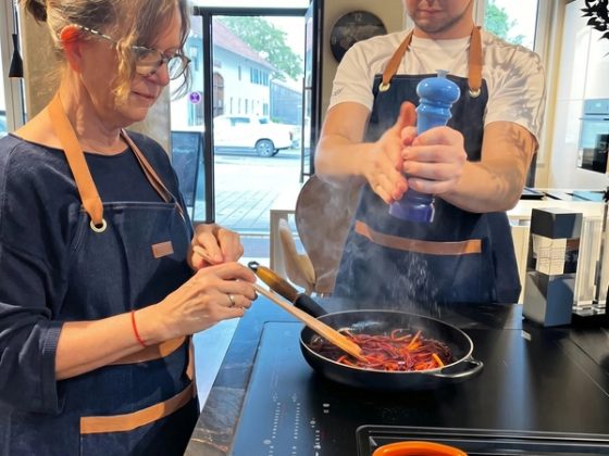 Gemeinsames Kochen an der Liveküche beim Thoki-Kochevent