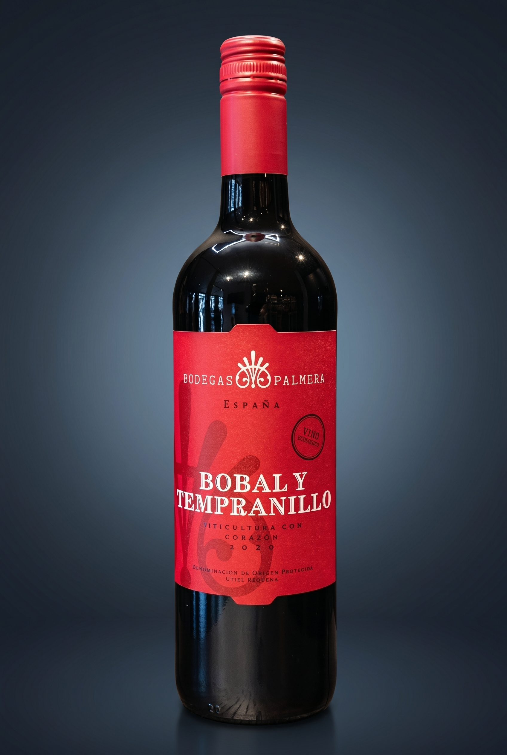 Bodegas Palmera Bobal y Tempranillo 2020, freigestellte Flasche auf dunklem Verlauf