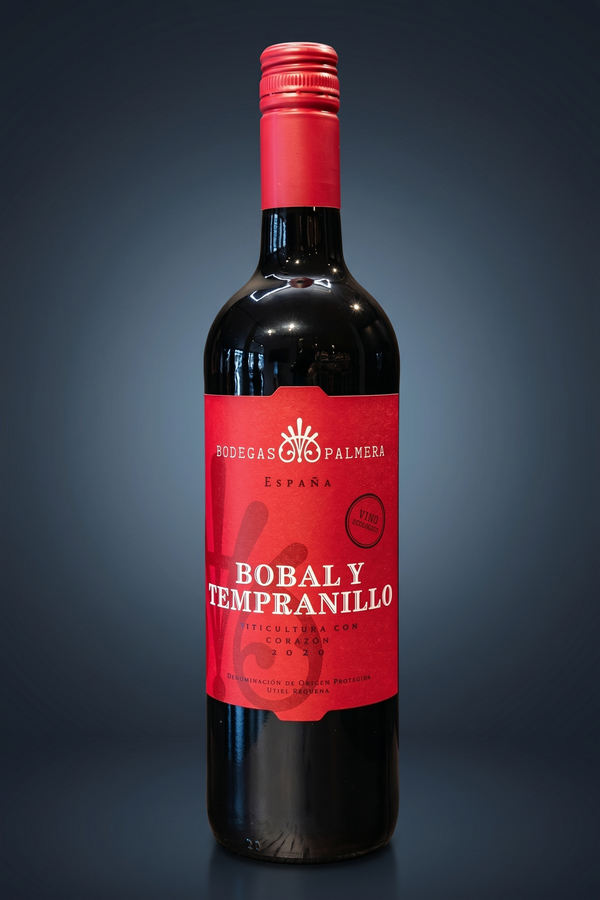 Bodegas Palmera Bobal y Tempranillo 2020, freigestellte Flasche auf dunklem Verlauf