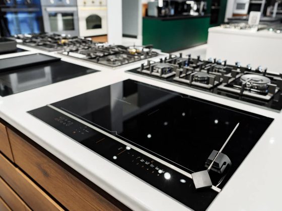 Kochfeld-Ausstellung mit Induktion und Gas im Studio