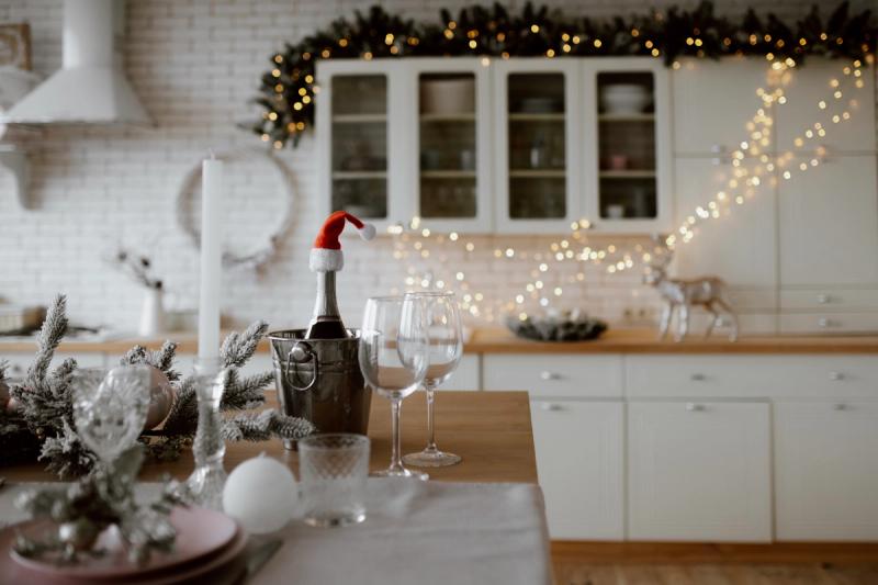 Weihnachtlich dekorierte Küche mit Lichterketten, Champagner und festlicher Tischdeko bei Thoki Wörthsee