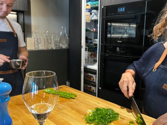 Gemeinsames Kochen mit frischen Limetten beim Kochevent