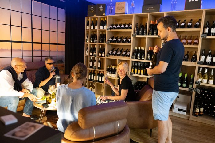 Gäste im Vinothek-Bereich des Thoki Studios