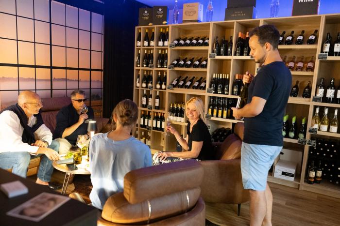 Gäste im Vinothek-Bereich des Thoki Studios