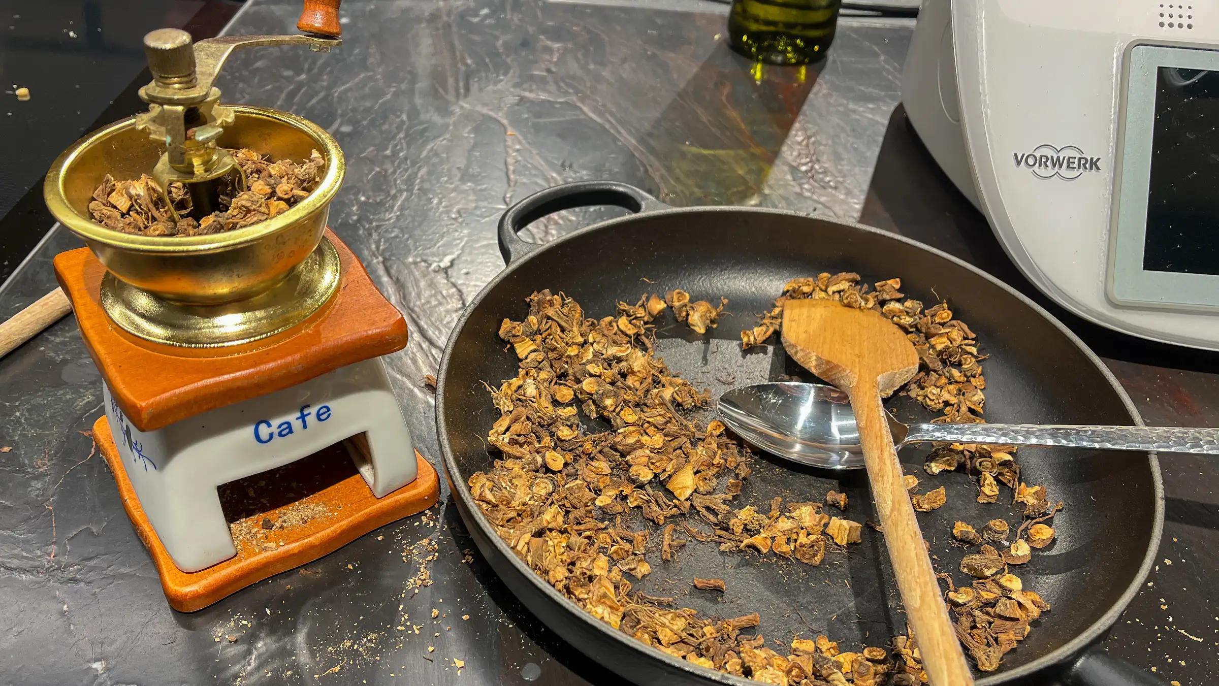 Wildkräuter und Kaffee-Zubereitung beim Kochevent
