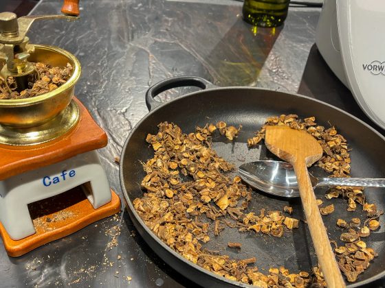 Wildkräuter und Kaffee-Zubereitung beim Kochevent