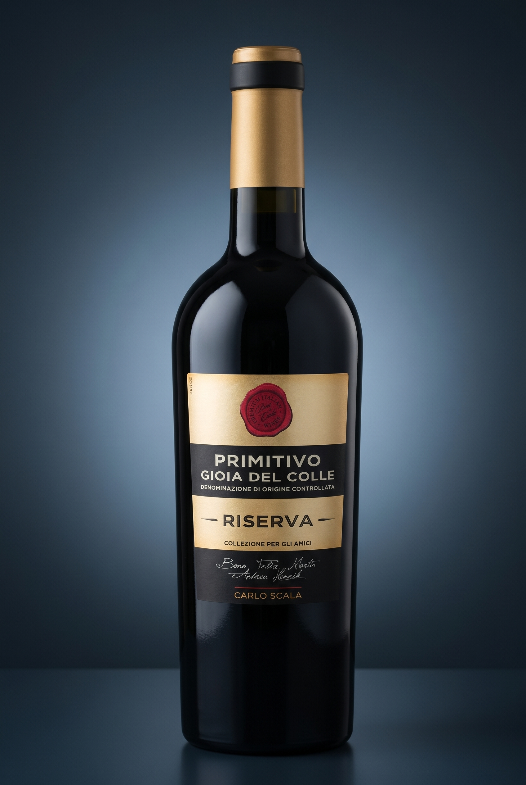 Primitivo Gioia del Colle Riserva, freigestellte Flasche auf dunklem Verlauf