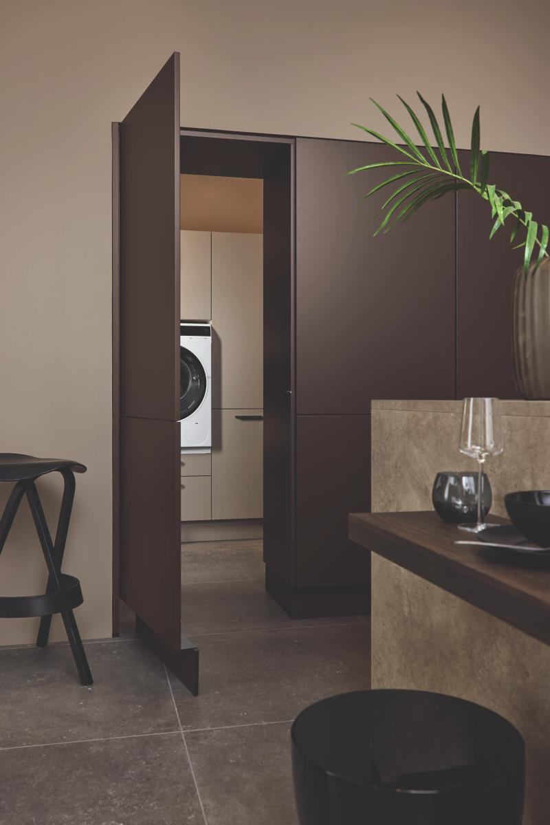 Thoki Referenzküche: Moderne Küche mit grifflosem Design und aufgesetzten Griffleisten, Bild 4
