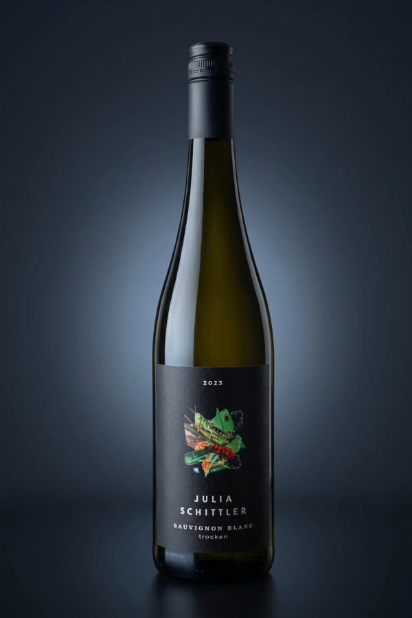 Julia Schittler Sauvignon Blanc trocken, freigestellte Flasche auf dunklem Verlauf