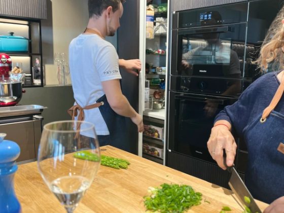 Gemeinsames Kochen am Backofen und Schneidebrett