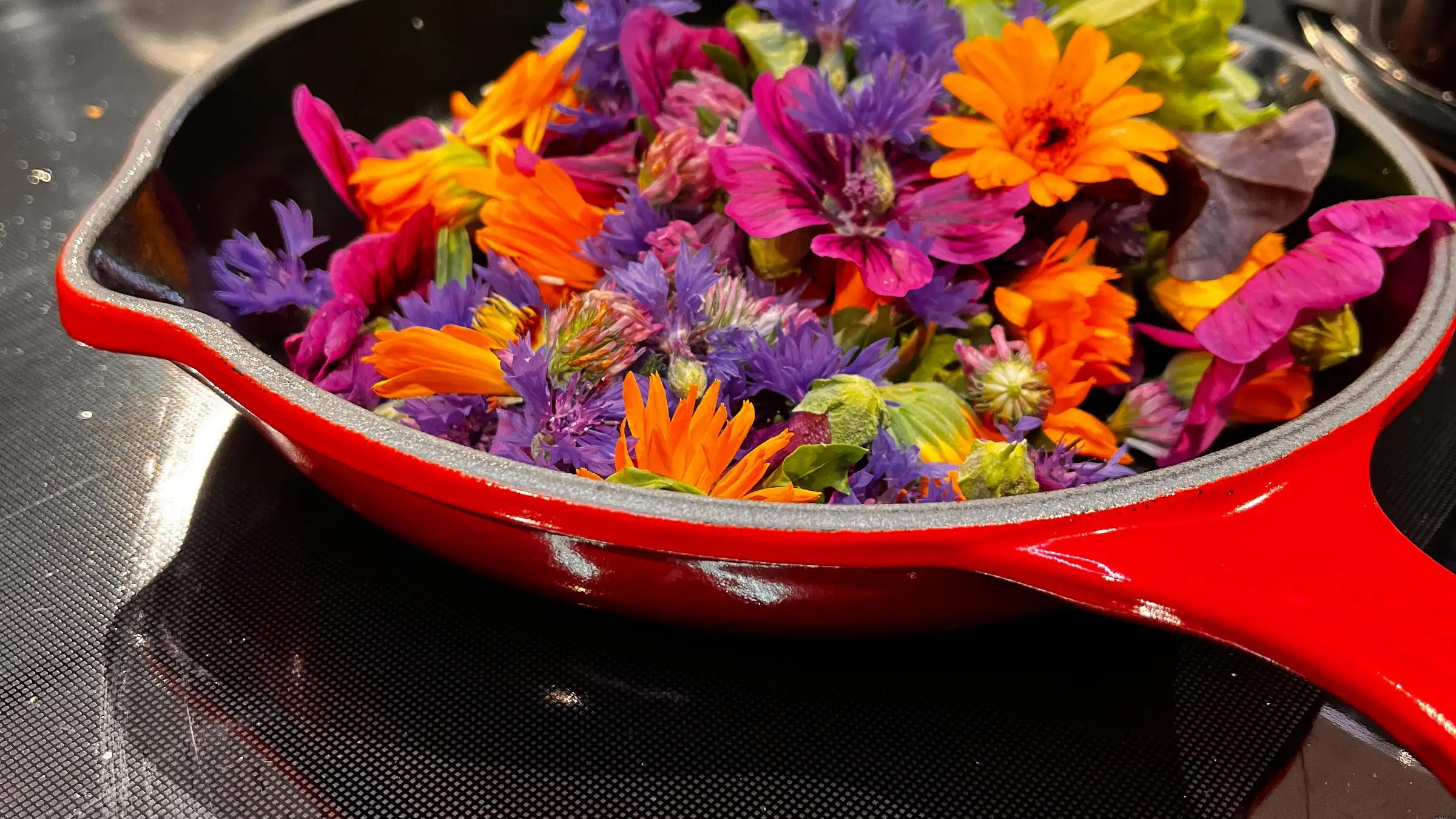 Essbare Blüten in der Pfanne beim Kochevent