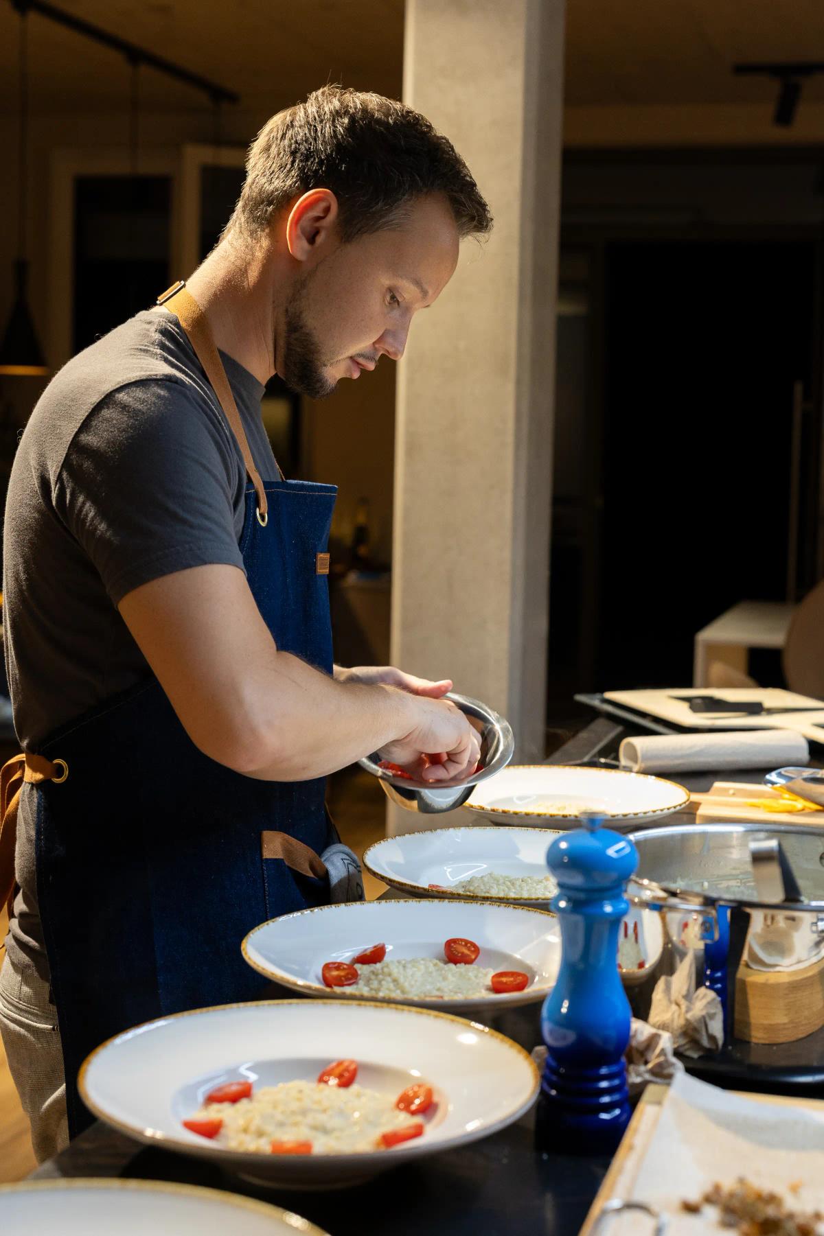 Thomas Kirschner beim Kochen in der Thoki Liveküche