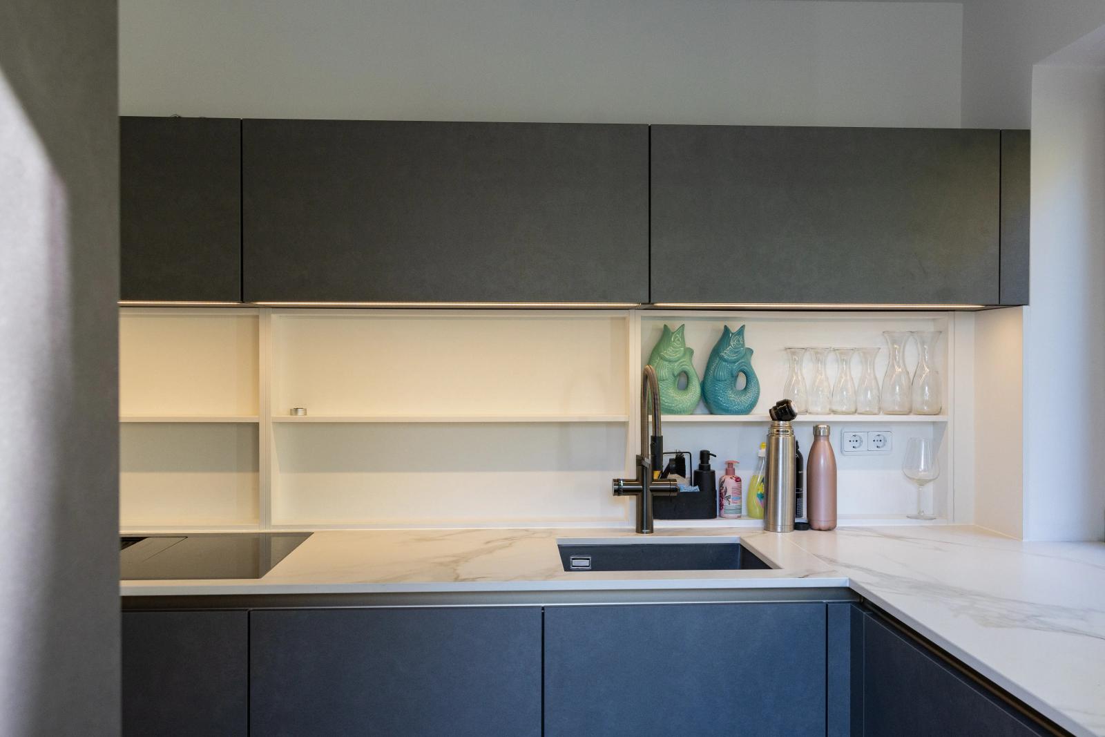 Moderne Küche mit Push-to-Open Hängeschränken und Blanco Choice Wasseraufbereitung