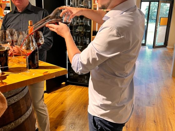Weinfass-Tresen im Vinothek-Bereich des Studios