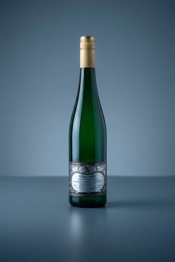 Riesling Kabinett trocken, Flasche auf dunklem Studio-Hintergrund