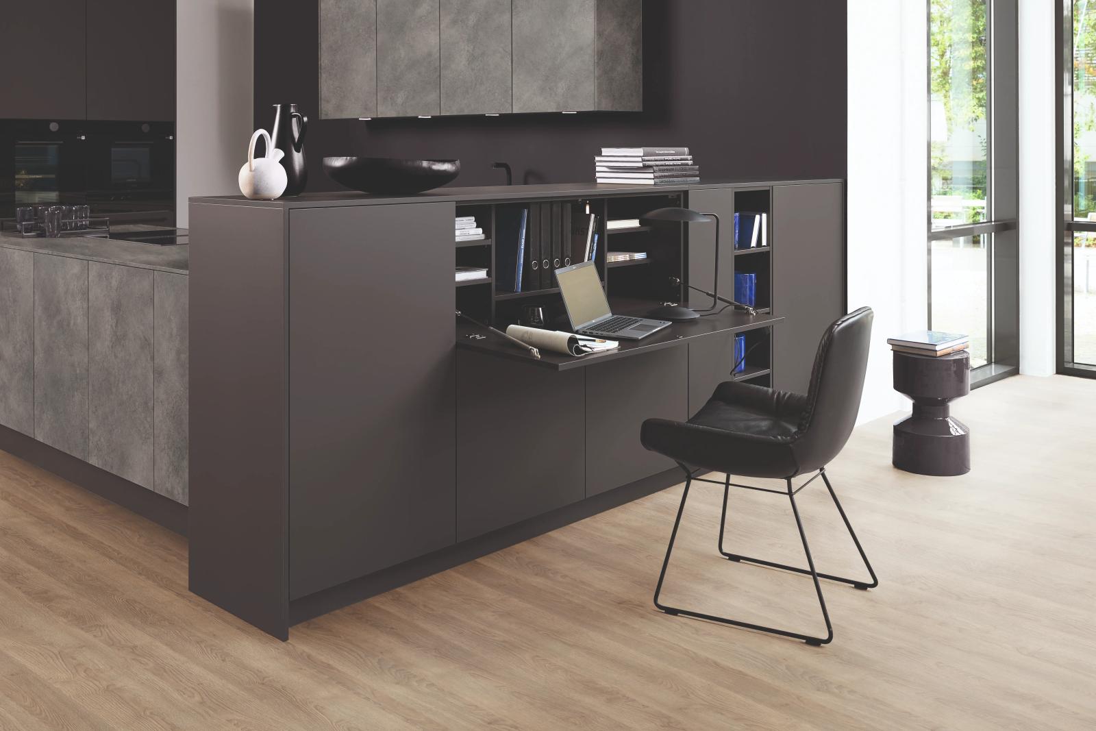 Integrierter Arbeitsplatz in der Küche