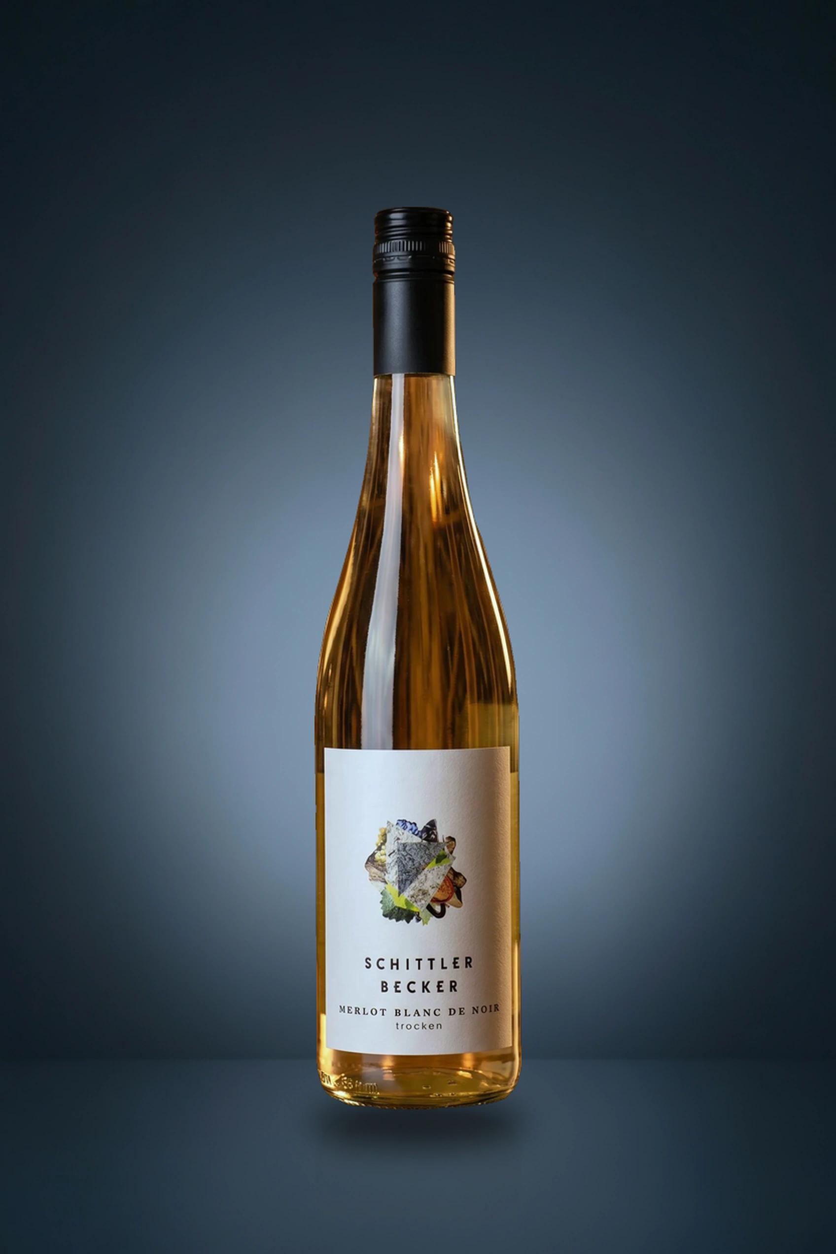 Merlot Blanc de Noir, Flasche auf dunklem Studio-Hintergrund