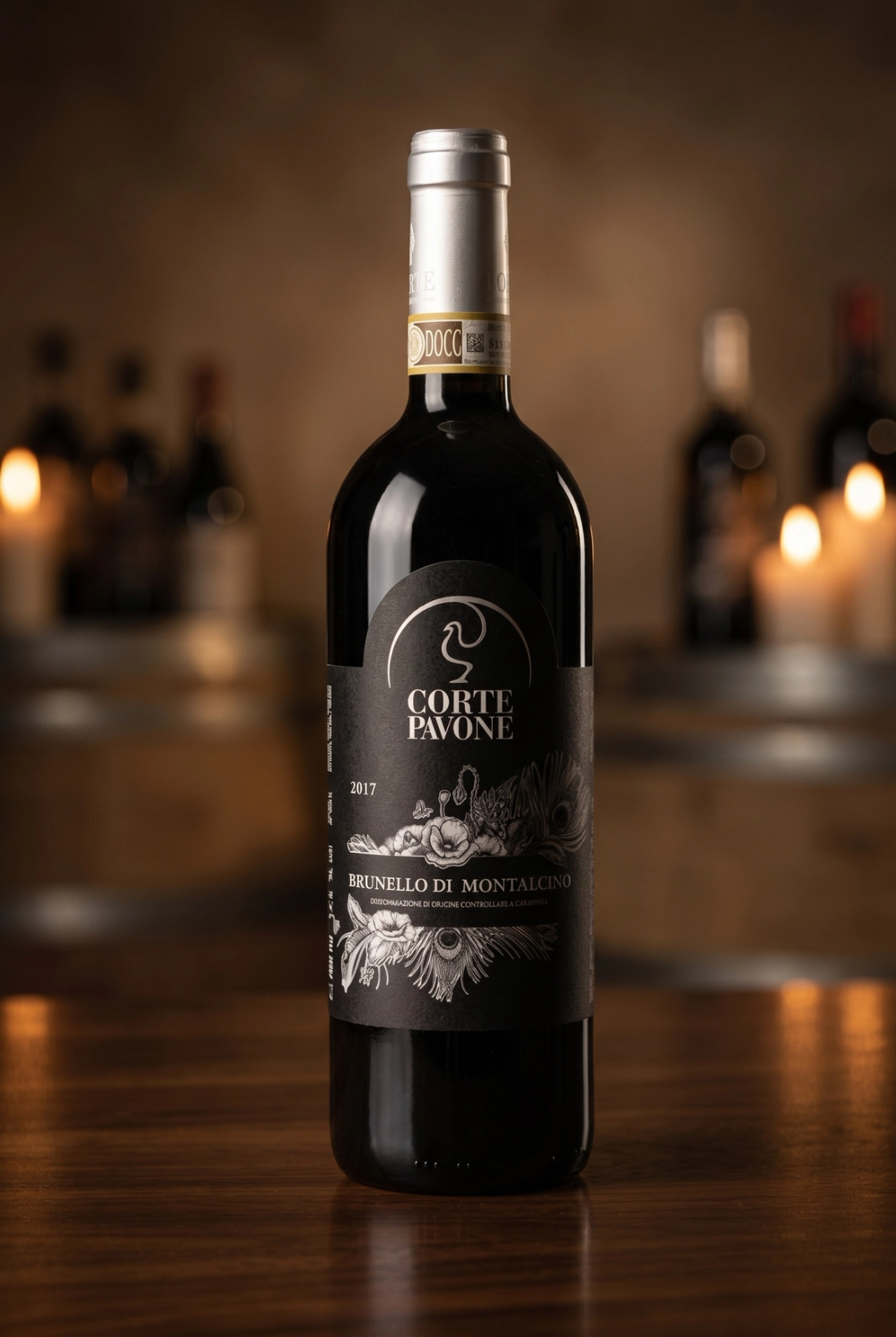Corte Pavone Brunello di Montalcino 2017, Flasche mit dem echten Etikett auf einer Holztheke vor warmem Kerzenlicht in der Thoki Vinothek