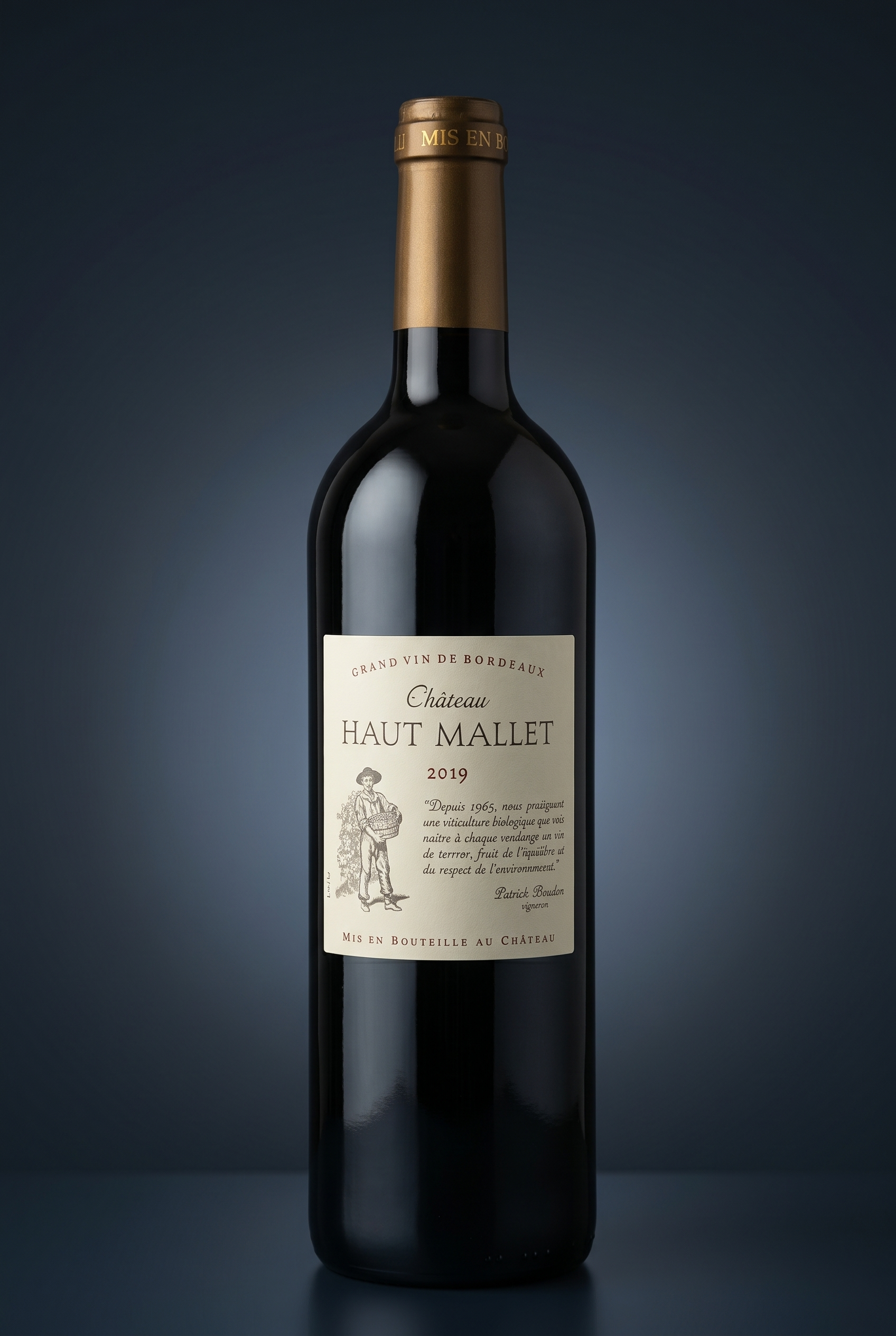 Château Haut Mallet 2019, freigestellte Flasche auf dunklem Verlauf