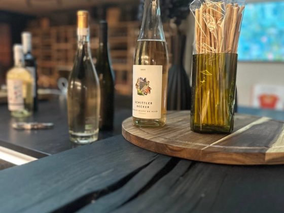 Weinprobe-Stillleben: Riesling mit kleinen Speisen