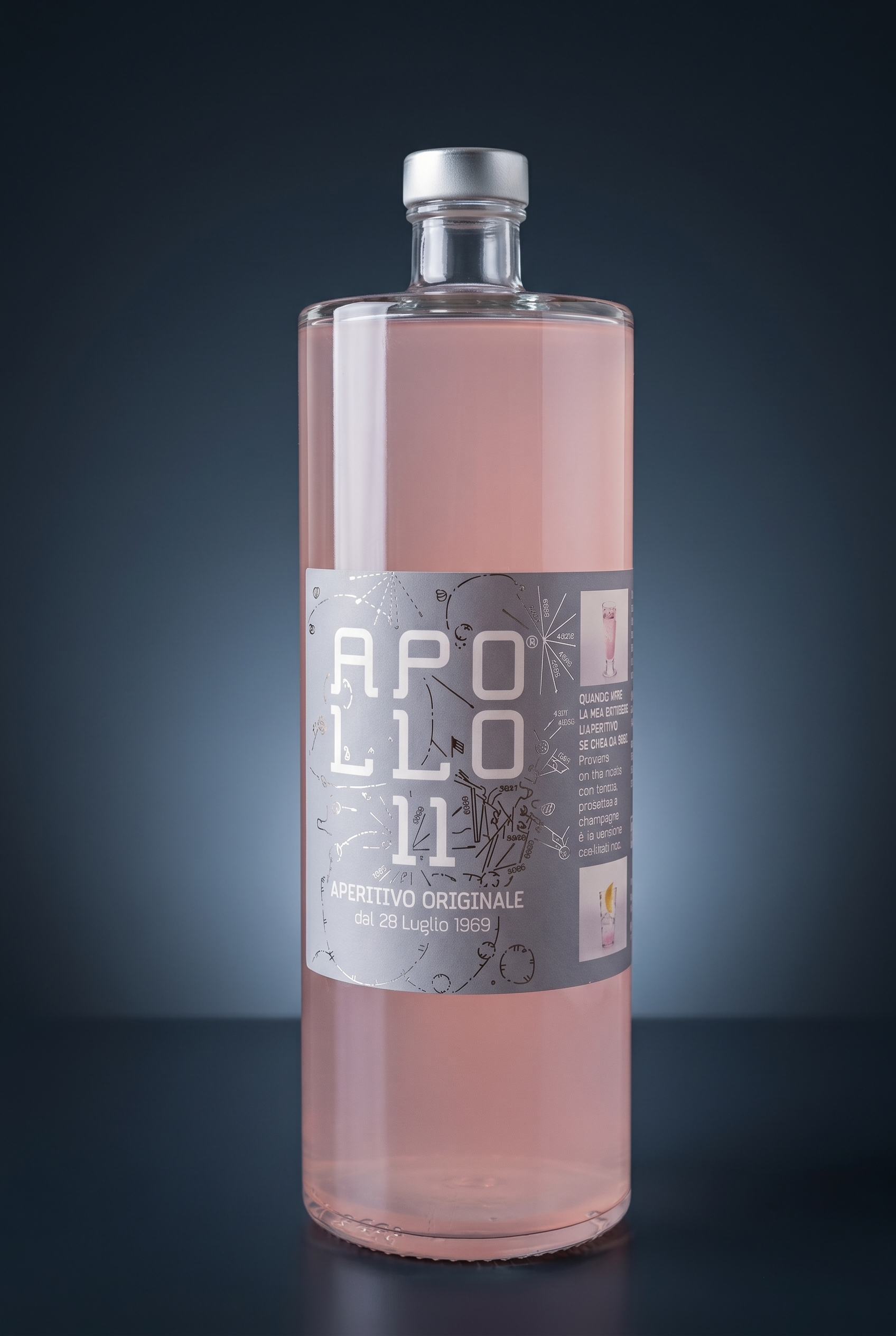 Apollo 11 Aperitivo Originale, freigestellte Flasche auf dunklem Verlauf