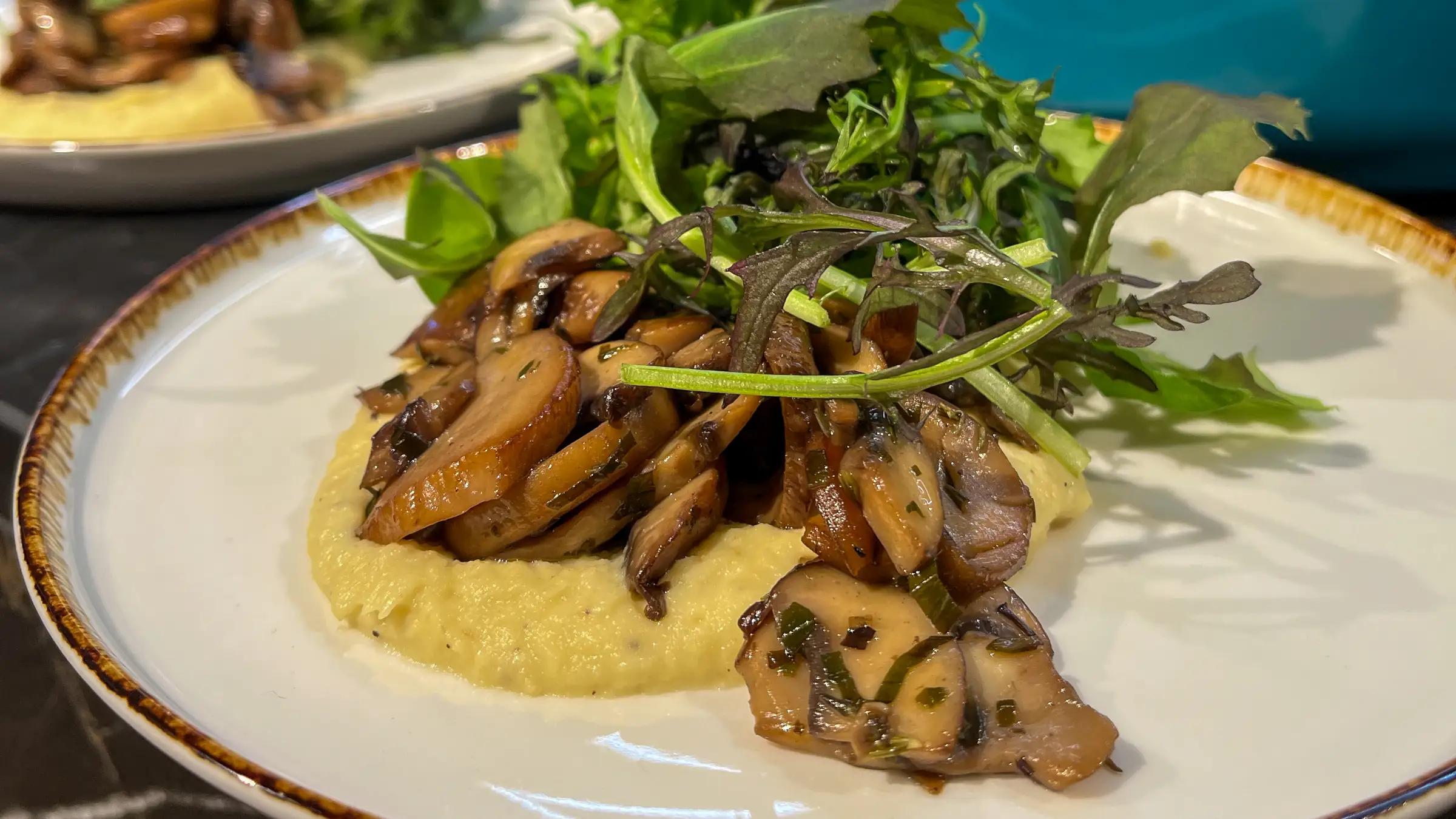 Pilzragout mit Polenta und Wildkräutern