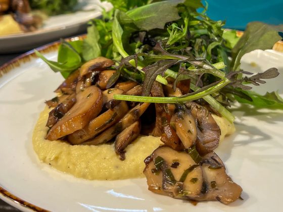 Pilzragout mit Polenta und Wildkräutern