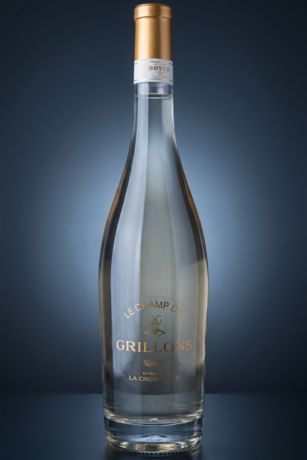 Le Champ des Grillons, freigestellte Flasche auf dunklem Verlauf