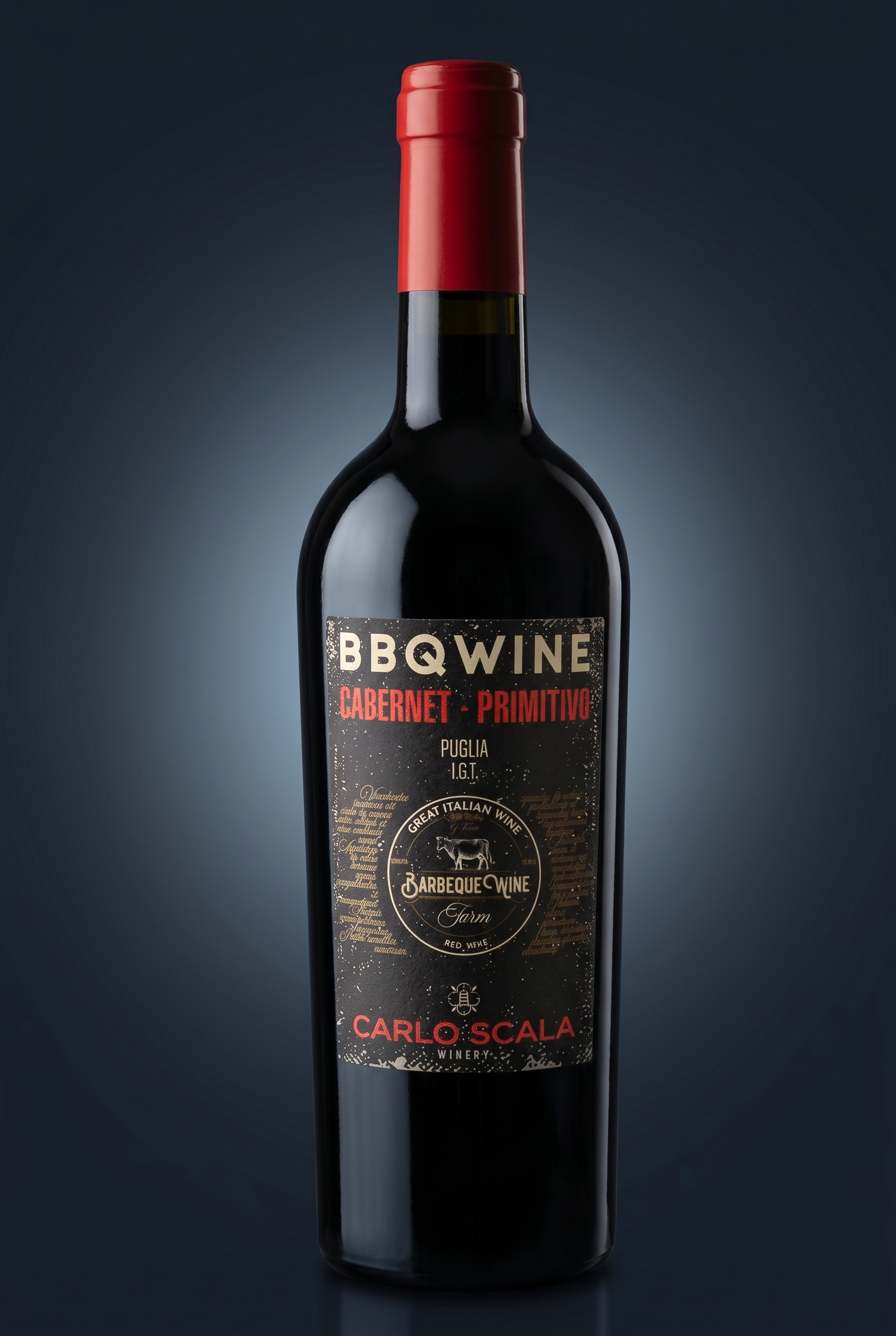 BBQ Wine Cabernet-Primitivo, freigestellte Flasche auf dunklem Verlauf