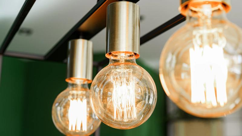 Moderne Pendelleuchten mit Edison-Glühbirnen und goldenen Fassungen für stilvolle Küchenbeleuchtung bei Thoki