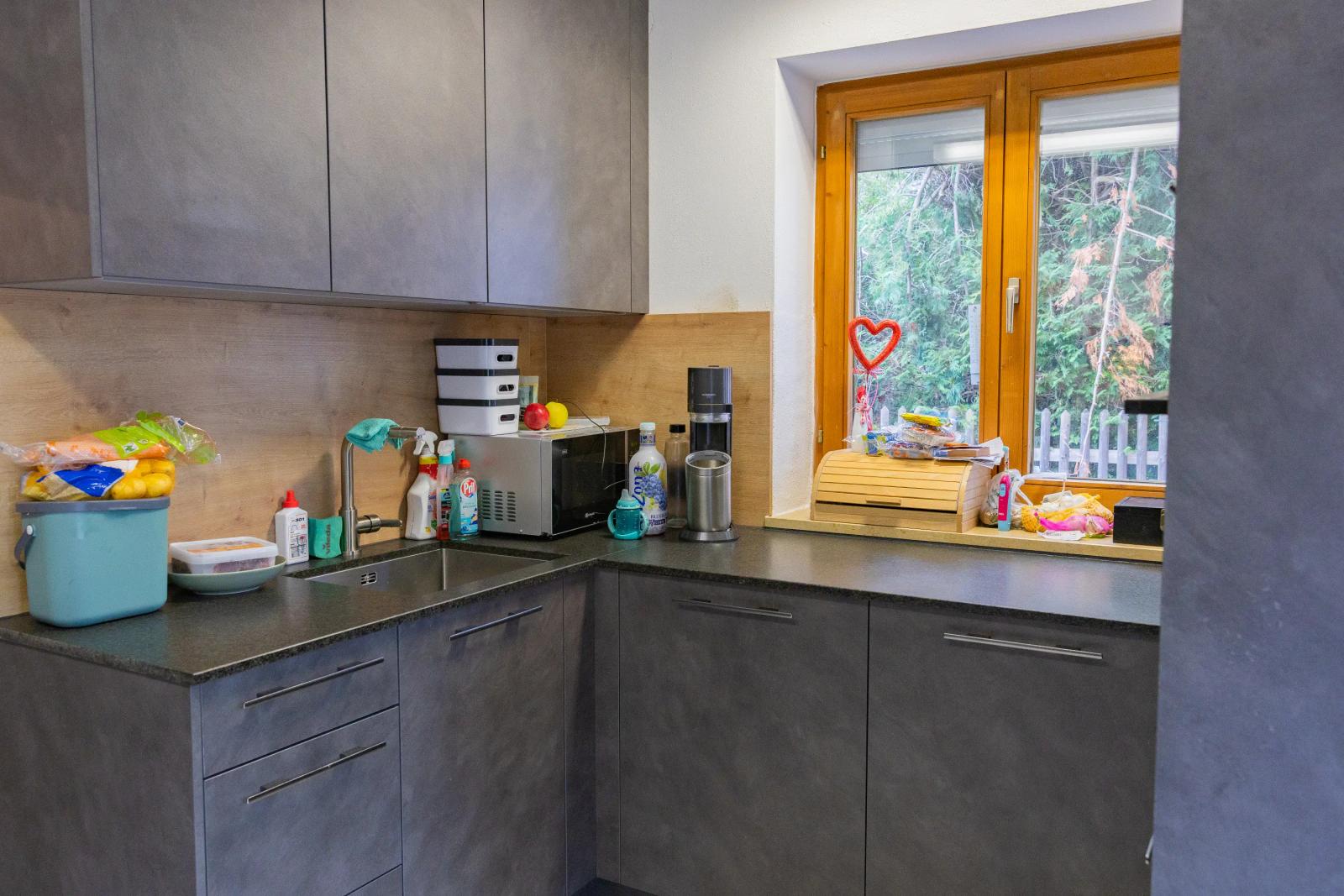 Moderne U-Küche mit Natursteinplatte und Unterbauspüle